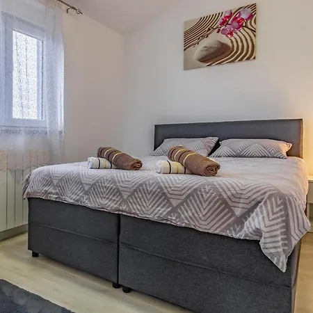 Holiday home Lovely In Skatari With Kitchen Pula