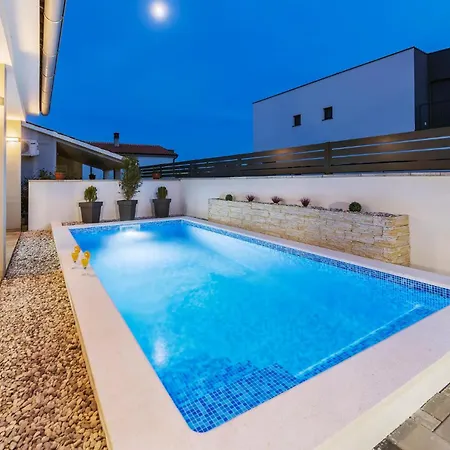 Lovely In Skatari With Kitchen Holiday home Pula
