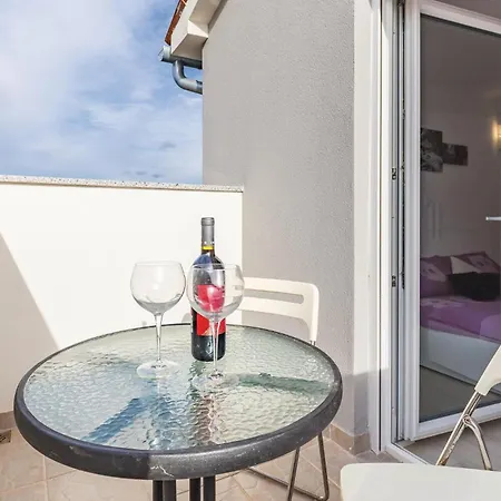 Lovely In Skatari With Kitchen Holiday home Pula