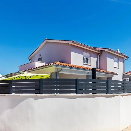 Holiday home Lovely In Skatari With Kitchen Pula